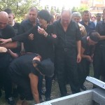 FOTO/ VIDEO: Lacrimi și durere la înmormântarea tânărului ucis în atentatul de la Nisa