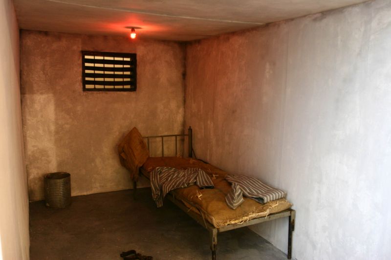Deţinuţii Si Paturile Acestora Out Din Penitenciarul Targu Jiu